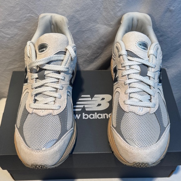 🆕 New Balance Men's Beige and Gray Sneakers - Picture 2 of 9